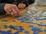 Imagen de archivo de una persona haciendo un puzzle.