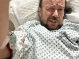 Santiago Segura haciéndose un selfie en el hospital.