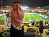 Un aficionado antes del partido entre el Galatasaray y el Fenerbahce de la Supercopa turca en Arabia Saudí.