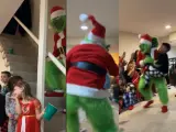 Un adulto apareció disfrazado del "enemigo" de la Navidad.