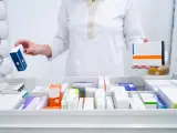 Una farmacéutica busca un medicamento, en una imagen de archivo.