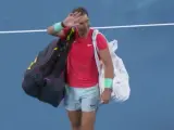 Rafa Nadal se despide con una sonrisa tras su derrota en el partido de dobles junto a Marc L&oacute;pez.