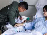 María Liz y Cristóbal posan con su hijo Erik, que ha sido el primer bebé nacido en 2024 en Madrid en La Paz