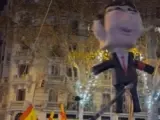 Muñeco de Pedro Sánchez, colgado del cuello por manifestantes en Ferraz