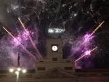 El reloj de la Real Casa de Correos felicita el 2024 con fuegos artificiales, tras las campanadas de Nochevieja 2023, en la Puerta del Sol, a 1 de enero de 2024, en Madrid (Espa&ntilde;a). El aforo en la madrile&ntilde;a Puerta del Sol para dar la bienvenida al 2024 con las uvas el 31 de diciembre y la v&iacute;spera, el d&iacute;a 30, se ha establecido en 15.000 personas, el doble que el a&ntilde;o pasado debido a que las obras que lo limitaron el a&ntilde;o pasado han sido finalizadas para la celebraci&oacute;n de este evento. 31 DICIEMBRE 2023;CAMPANADAS;PUERTA DEL SOL;UVAS;FUEGOS ARTIFICIALES;A&Ntilde;O VIEJO;A&Ntilde;O NUEVO;NOCHEVIEJA;CELEBRACI&Oacute;N;BIENVENIDOS;2024;1 ENERO;UVAS;RELOJ;FUEGOS ARTIFICIALES Eduardo Parra / Europa Press 01/1/2024
