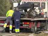 Una grúa se lleva restos de un vehículo en el que han fallecido tres personas en Palau-saverdera (Girona)