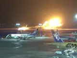 Un Airbus-350 de la compañía de Japan Airlines se ha incendiado en el aeropuerto internacional de Tokio-Haneda este martes, al chocar contra otro avión de la guardia costera japonesa que llevaba suministros a los realojados tras el terremoto de Año Nuevo.