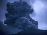 Un volcán en Indonesia emitiendo una columna de humo y ceniza el pasado 4 de diciembre.