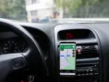 Imagen de archivo de un conductor utilizando Google Maps para llegar a un destino.