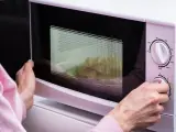 Calentando alimentos en el microondas.
