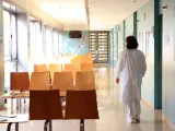 Una enfermera camina por la sala de espera de un CAP.