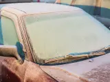 Imagen de archivo de un coche cubierto por una capa de hielo.