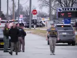 Policía en las inmediaciones del Instituto de Secundaria Perry, en Iowa.