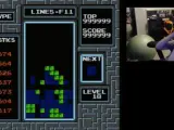 Blue Scuti tiene 20 años menos que el Tetris clásico, sin embargo, eso no ha impedido que disfrute jugando del mismo hasta el punto de ser conocido y admirado por muchos. El joven se graba mientras completa el mítico puzle de los 80 y, gracias a ello, ha conseguido inmortalizar el momento en el que logra pasarse el juego.