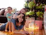 Una madre juega en Navidad con sus dos hijos con discapacidad.
