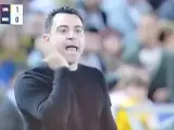 Captura en la que se ve a Xavi haciéndole un claro gesto al árbitro.