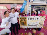 Celebración en la puerta de la administración de lotería 'El Perolo' de San Pedro del Pinatar con motivo de los premios repartidos en el Sorteo de Navidad de 2023. EDU BOTELLA/EUROPA PRESS 22/12/2023