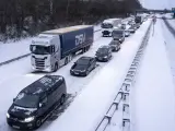 El temporal de nieve y las temperaturas extremas que han afectado a Escandinavia desde el pasado miércoles continúan haciéndose notar en la región, donde el tráfico está interrumpido en algunas zonas de Suecia y de Dinamarca.