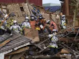 Los equipos de rescate realizan una operación en una casa derrumbada tras el terremoto.