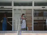 Varias personas, a la entrada del Hospital Doctor Peset de Valencia.