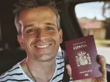 Pablo Martínez, con su pasaporte español gracias a la Ley de Memoria Democrática.