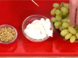 El nutricionista Pablo Ojeda prepara un postre con uvas, crema queso y pistacho molido.