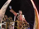 El rey Gaspar saluda a los niños durante la cabalgata de Reyes de Madrid.
