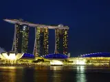 El completo Marina Bay Sands de Singapur cuenta con tres torres hoteleras, un centro de convenciones, un centro comercial, un museo, dos teatros, varios restaurantes, dos pabellones flotantes y un casino. El edificio está valorado en 4.900 millones de euros.