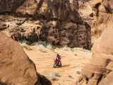 Tosha Schareina, pilotando a través del desierto saudí.