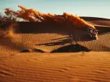Tosha Schareina, derrapando en las dunas del desierto saudí.
