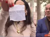 Momento en el que una reportera de la Televisión Canaria muestra el número del Gordo del Niño, que había escrito el mago Xerax una semana atrás.