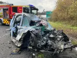 Estado en el que ha quedado el vehículo en el que viajaban una madre y su hija, que fallecieron tras colisionar con un camión cisterna en Cambados (Pontevedra).