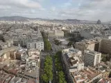 Una vista aérea de Barcelona, que muestra la plaza de Catalunya, La Rambla o la Sagrada Família.