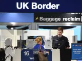 Control de pasaportes en el aeropuerto de Manchester, Reino Unido.