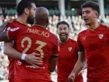 Marcao celebra su gol con los jugadores del Sevilla.