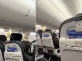 Interior del avión de Alaska Airlines que tras perder parte de su fuselaje y reventar una ventana.