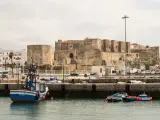 Vista del puerto de Tarifa con el castillo Guzmán el Bueno de fondo (Cádiz).