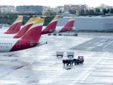 Un vehículo de handling de Iberia en el aeropuerto Adolfo Suárez Madrid-Barajas.