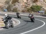 Un grupo de motoristas circula por una carretera nacional de La Rioja.