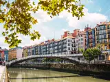 Vista panorámica del centro de Bilbao con el río Nervión y el puente Ribera.
