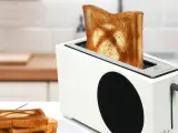 Xbox Series S Toaster tiene forma de la consola y, además, tuesta rebanadas de pan con el logo de la marca.