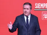 El secretario general del PSOE en Andalucía, Juan Espadas, atiende a los medios de comunicación.