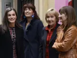 La reina visita la sede de la Asociación para la Prevención, Reinserción y Atención a la Mujer Prostituida (Apramp)