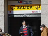Personas con mascarilla en la salida de un hospital en Madrid.