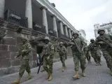 Soldados patrullan frente al Palacio de Gobierno en Quito, Ecuador.