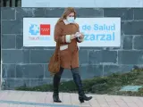 Una mujer con una mascarilla en la cara a su llegada a un centro de salud, a 8 de enero de 2024, en Madrid (España).