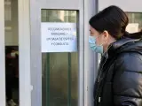 Una persona con mascarilla entra a un centro de salud de Logroño.