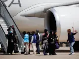 Varias personas procedentes de Siria a su llegada a la base aérea de Torrejón de Ardoz, en una imagen de archivo.