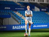 Virginia Torrecilla posa con la camiseta de su nuevo equipo, el Balears FC.