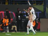 Brahim festeja con Arda Guler el quinto gol blanco en el derbi.
